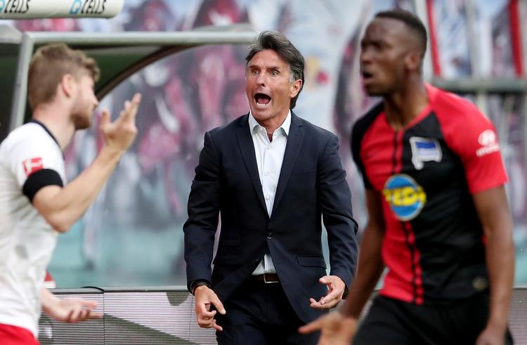 Hertha Berlins cheftræner Bruno Labbadia var et par gange oppe i det røde felt onsdag aften, men hans hold sikrede på udebane mod RB Leipzig overraskende det syvende point efter tre kampe i genstarten af Bundesligaen.  Foto: Pool/Ritzau Scanpix