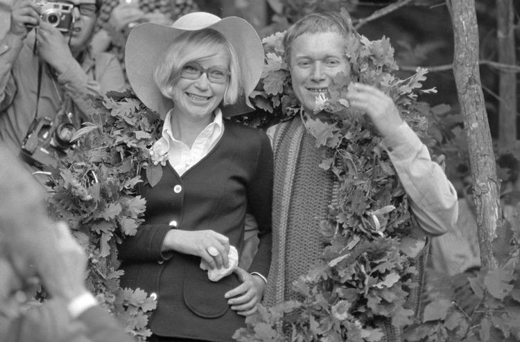     Til bryllup hos Jørgen Nash og Lis Zwick på Drakabygget i 1969. Drakabygget var et kunstnerkollektiv i det nordlige Skåne grundlagt i 1960 af brødrene Jørgen Nash og Asger Jorn.   Foto: Erik Kragh/POLFOTO