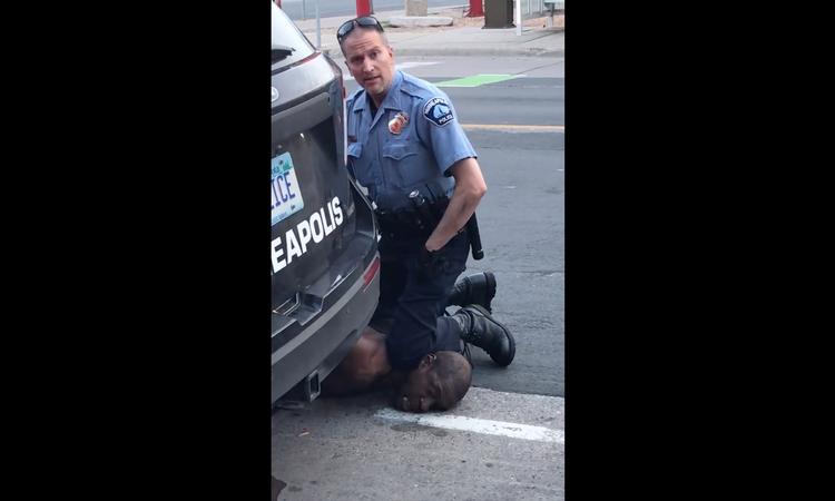 Et stillbillede fra en video af anholdelsen af den 46-årige George Floyd i Minneapolis.  Foto: Darnella Frazier/Ritzau Scanpix