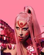 Lady Gaga skulle ikke videre med countryen lige nu. På 'Chromatica' iscenesætter hun sig selv som en blanding af Alice i Eventyrland og en kriger i sexet stålrustning og pink hår. Foto: Universal Music Group