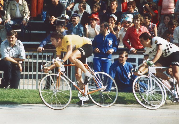 Eddy Merckx i gult fotograferet i 1974 på vej mod sin femte Tour-sejr. Ikke uden grund blev han kaldt 'Kannibalen' - for han åd det hele. 524 sejre i karrierens løb, deriblandt tre VM-sejre på landevejen og også fem Giro-sejre. Foto: Staff/POLFOTO