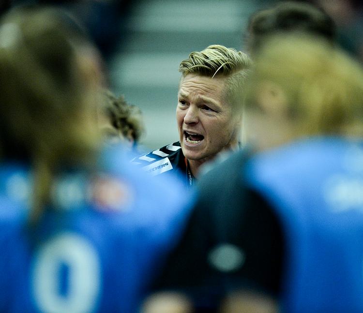 Nu kan Jesper Jensen nok ikke holde ud at vente længere, og de danske håndboldkvinders landstræner vil gerne se sine spillere til træning. På frivillig basis altså. Foto: Ernst van Norde/POLFOTO