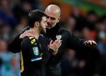 Manchester City-manager Pep Guardiola hvisker nogle gode råd til sin kreative portugiser Bernardo Silva. Nu skal de snart vise, hvad de kan. Foto: Lee Smith/Ritzau Scanpix