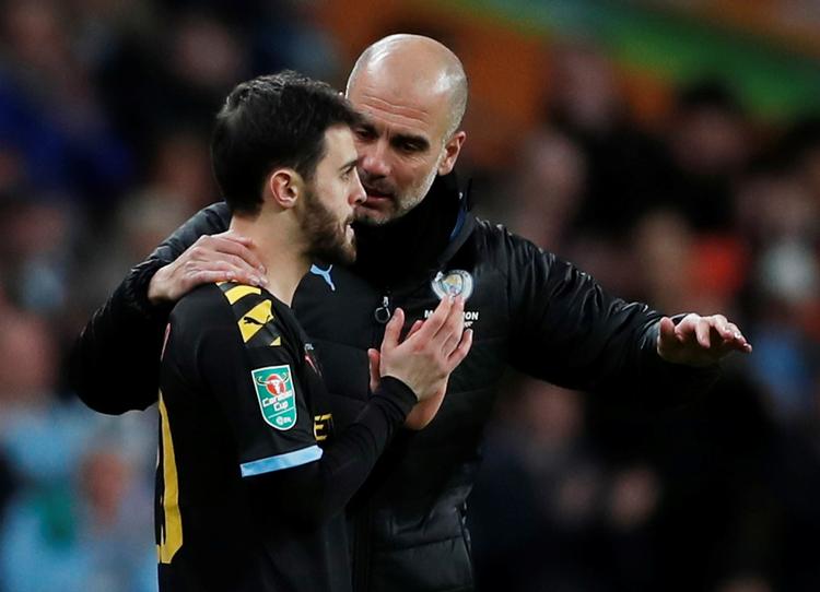 Manchester City-manager Pep Guardiola hvisker nogle gode råd til sin kreative portugiser Bernardo Silva. Nu skal de snart vise, hvad de kan. Foto: Lee Smith/Ritzau Scanpix