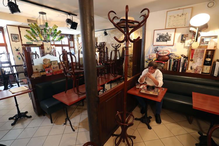 Franskmændene har formentlig savnet at kunne gå ud og få et glas og en middag. Det kan de dog snart igen - fra 2. juni får de fleste barer og restauranter lov til at genåbne med visse restriktioner. Foto: Ludovic Marin/Ritzau Scanpix