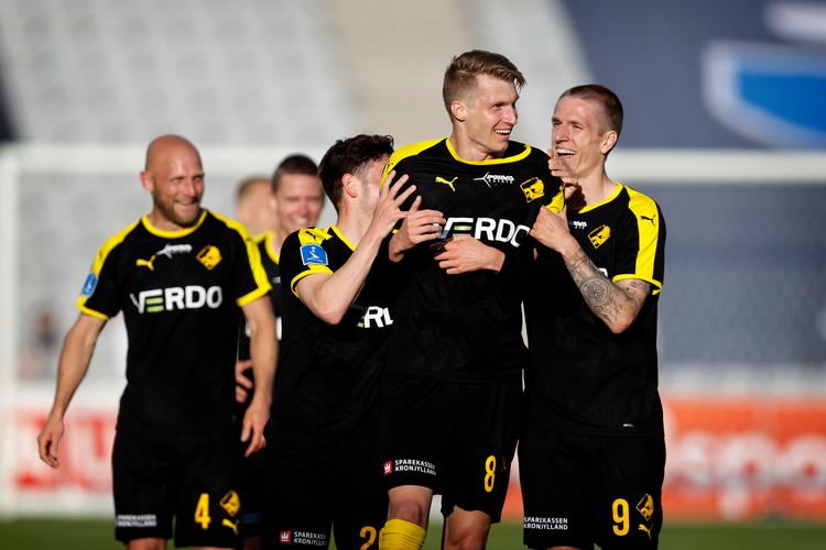 Første halvlegs målscorer i Aarhus torsdag aften, Randers FC's østriger Simon Piesinger, fejres af holdkammeraterne, blandt andre Vito Hammershøj-Mistrati og Emil Riis Jakobsen. Men sejren kom lige præcis ikke i hus.  Foto: Jens Dresling/POLFOTO