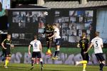 Spillerne kunne se tilskuere på storskærme, da Superligaen blev sparket igang igen. Foto: Jens Dresling/POLFOTO