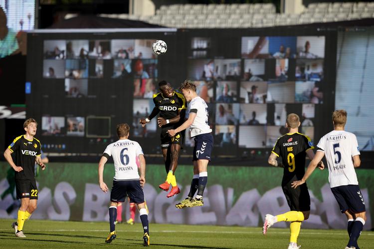 Spillerne kunne se tilskuere på storskærme, da Superligaen blev sparket igang igen. Foto: Jens Dresling/POLFOTO