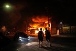 En spiritusforretning står i flammer under urolighederne i Minneapolis. Foto: Carlos Barria/Ritzau Scanpix