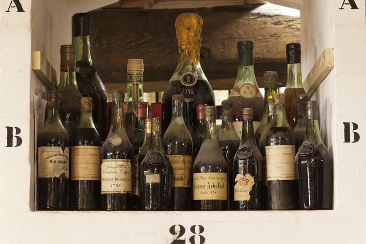 En flaske cognac, som der blev sat prop i før den franske revolution i 1789, er torsdag blevet solgt for et rekordbeløb på en auktion. Foto: Michael Kooren/Reuters