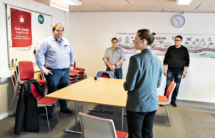Statsminister Mette Frederiksen besøger forleden 3F i Hobro for at tale med medlemmer, der havde mistet jobbet under  coronakrisen. Foto: Henning Bagger/Ritzau Scanpix