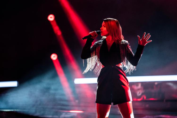Mathilde Caffey sang "Karma Is a Bitch" af CH10 til årets X Factor-finale, hvor hun kom på andenpladsen. CH10 havde givet lov til at hun måtte synge den, men ikke, at Sony Music måtte udgive en ny version i Mathilde Caffeys navn.  Foto: Martin Sylvest/Ritzau Scanpix