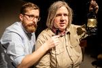     Frederik Cilius i rollen som seniorkorrespondent Kirsten Birgit Schiøtz Kretz Hørsholm og Rasmus Bruun forbereder efter lukningen af Radio24Syv et nyt teatershow, 'Sommeren på Birgitø', på Bremen Teater i København.   Foto: Jens Hartmann Schmidt/POLFOTO