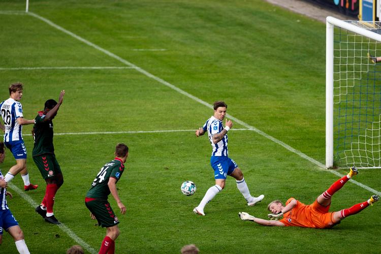 AaB's nye sportschef, norske Inge André Olsen, har set god tænding på træningerne og i testkampene som her mod OB, og spillerne virker fokuserede, trods en masse virak om en sag om mulig matchfixing med Jores Okore i centrum Foto: Birgitte Carol Heiberg/Ritzau Scanpix