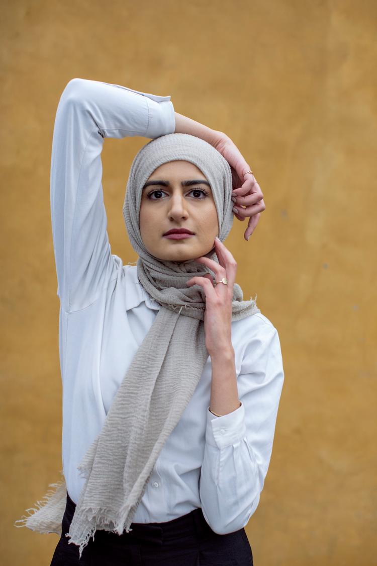 Naiha Khiljee har skrevet en række rytmiske, kraftfulde digte om søstersolidaritet og fremmedfjendtlighed. Foto: Betina Garcia