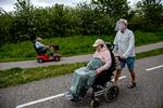 Plejecenteret har udleveret et visir, Finn Nyholm skal bære, når han går tur med sin hustru Foto: Jacob Ehrbahn/POLFOTO