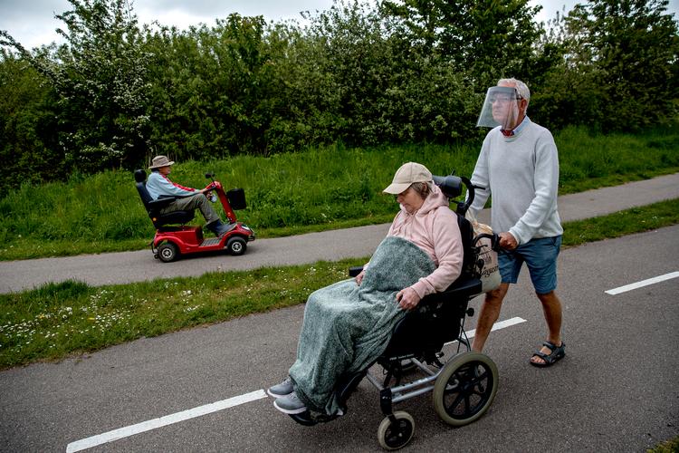 Plejecenteret har udleveret et visir, Finn Nyholm skal bære, når han går tur med sin hustru Foto: Jacob Ehrbahn/POLFOTO