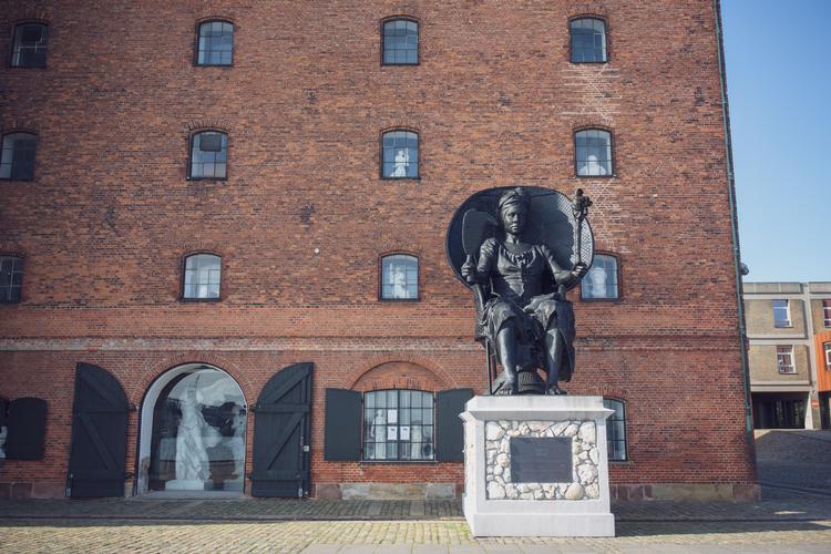 Vestindisk Pakhus på havnefronten foran Amalienborg huser i dag Den Kgl. Afstøbningssamling. Kunstneren Jeannette Ehlers og La Vaughn Belles 'I Am Queen Mary' troner foran det gamle  pakhus. Foto: Miriam Dalsgaard/POLFOTO