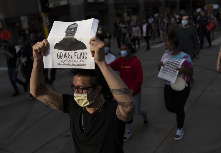 Demonstranter går på gaden i Minneapolis i vrede og manden George Floyds død, efter han fik en hårdhændet behandling af det lokale politi. Foto: Stephen Maturen/Ritzau Scanpix