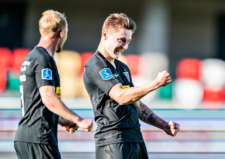 I sin Superligakamp nr. 89 fik 21-årige Magnus Kofod Andersen (th.) scoret sit første mål. Det var til gengæld et brag af et knækkende langskud, der bragte FC Nordsjælland foran 1-0 mod Silkeborg.  Foto: Henning Bagger/Ritzau Scanpix