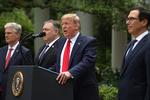 Den amerikanske præsident, Donald Trump, lancerede sine  beslutninger på et pressemøde i Det Hvide Hus, hvor han for at understrege alvoren var flankeret af flere af sine topfolk. Foto: Jonathan Ernst/Ritzau Scanpix