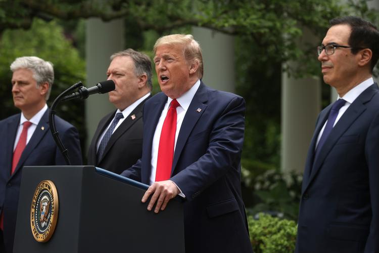 Den amerikanske præsident, Donald Trump, lancerede sine  beslutninger på et pressemøde i Det Hvide Hus, hvor han for at understrege alvoren var flankeret af flere af sine topfolk. Foto: Jonathan Ernst/Ritzau Scanpix