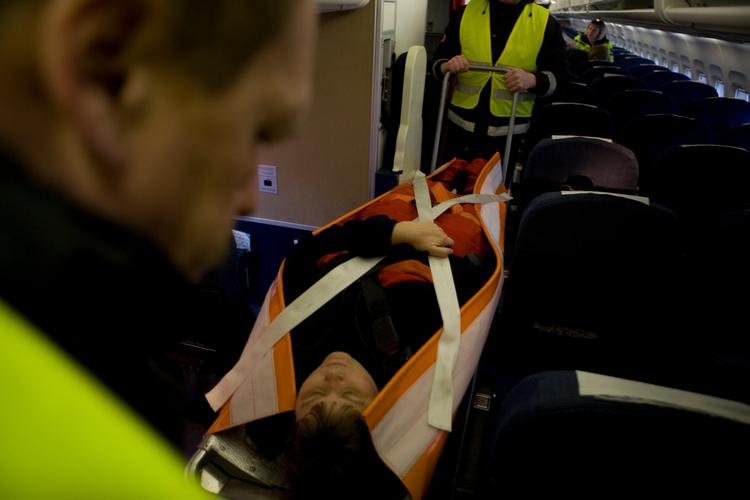 Knogleekspressen hedder det ofte i folkemunde, når assistancefirmaet SOS International får fragtet danskere med ødelagte knæ eller andre skiskader hjem fra vintersportsteder. Men også om sommeren er der behov for sygetransporter. SOS opfordrer til, at rejsende  i sommer holder sig fra alle andre lande end Tyskland, Norge og Island, hvor rejseforsikringerne dækker. Foto: Martin Lehmann/POLFOTO