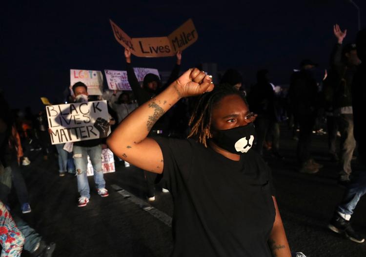     OAKLAND, CALIFORNIA - MAY 29: A demonstrator pumps his fist while blocking traffic on Interstate 880 during a protest sparked by the death of George Floyd while in police custody on May 29, 2020 in Oakland, California. Earlier today, former Minneapolis police officer Derek Chauvin was taken into custody for Floyd's death. Chauvin has been accused of kneeling on Floyd's neck as he pleaded with him about not being able to breathe. Floyd was pronounced dead a short while later. Chauvin and 3 other officers, who were involved in the arrest, were fired from the police department after a video of the arrest was circulated. Justin Sullivan/Getty Images/AFP == FOR NEWSPAPERS, INTERNET, TELCOS &amp; TELEVISION USE ONLY ==   Foto: Justin Sullivan/Ritzau Scanpix