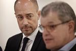 Magnus Heunicke og faglig direktør for Infektionsberedskab i Statens Serum Institut Kåre Mølbak ses her. Ministeren kritiseres nu for at være på kanten af loven i en forklaring til de øvrige partier om blandt andet rådene fra seruminstituttet. Foto: Jens Dresling/POLFOTO
