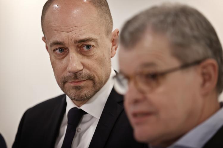 Magnus Heunicke og faglig direktør for Infektionsberedskab i Statens Serum Institut Kåre Mølbak ses her. Ministeren kritiseres nu for at være på kanten af loven i en forklaring til de øvrige partier om blandt andet rådene fra seruminstituttet. Foto: Jens Dresling/POLFOTO
