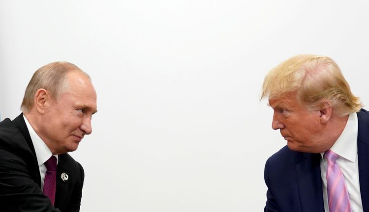 Vladimir Putin og Donald Trump fotograferet under et bilateralt møde under G20-topmødet i Osaka i Japan i juni sidste år.  Foto: Kevin Lamarque/Ritzau Scanpix