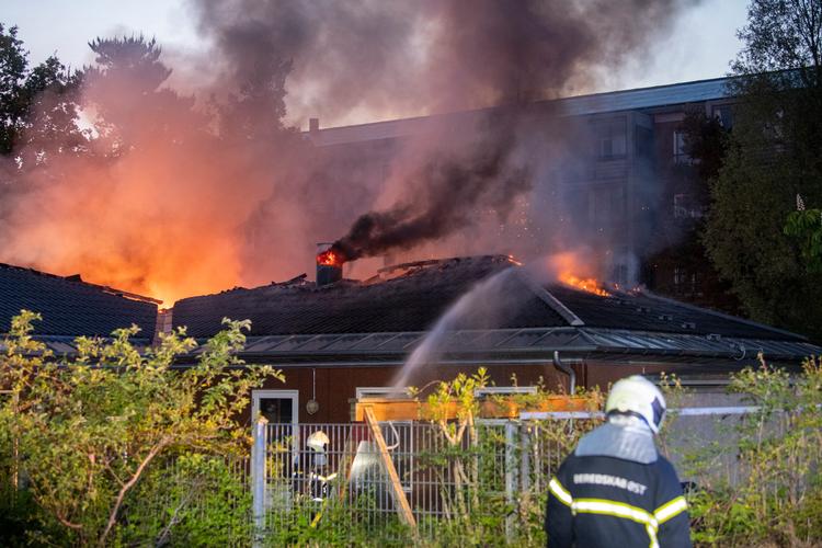 Institutionen Dagplejen på Kommenhaven 15 er et af de steder, hvor der er udbrudt brand. Billedet er fra tidligt i morges.  Foto: Keld Olsen