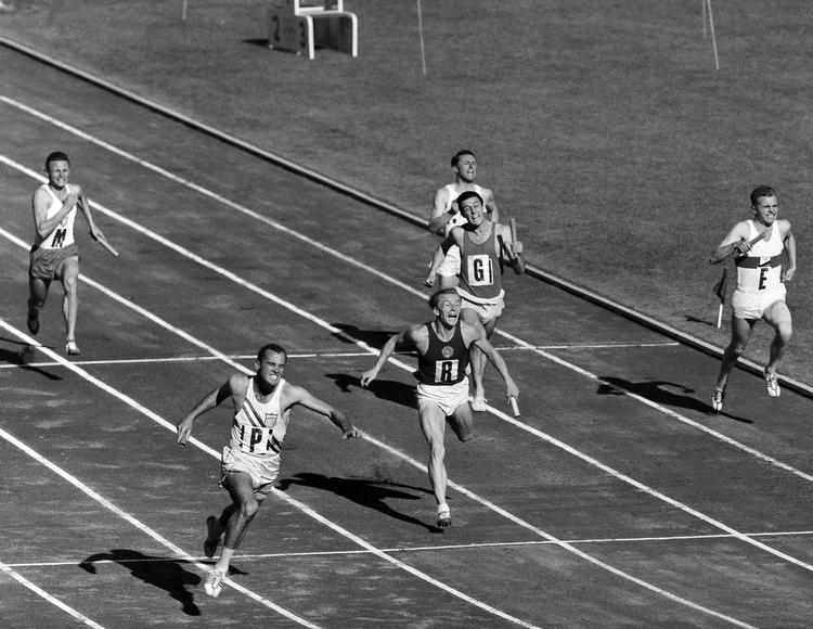 Med 39,5 sek. satte USA verdensrekord, da Bobby Morrow løb over stregen foran Sovjetunionen og Tyskland og vandt OL-guldet i 1956. I dag lyder verdensrekorden på 36,84 sek., sat af Jamaica ved OL i 2012 med Usain Bolt på sidsteturen.   Foto: Anonymous/Ritzau Scanpix