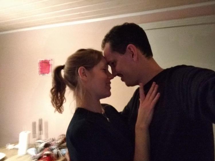 Charlotte Dyhring savner nærhed, fordi kæresten Jan Ruiter ikke må komme til Danmark ifølge reglerne. Foto: privatfoto