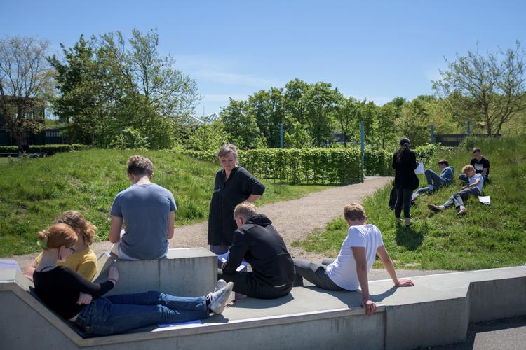Eleverne i 8.i er fordelt i grupper, hvor de skal tale om det gode voksenliv. Marianne Vissing går rundt til dem og spørger ind til deres drømme og forstillinger. Foto: Janus Engel/photographer