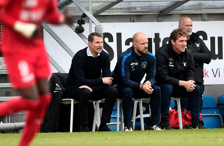 Brian Priske (tv.) er på vej mod guldet sammen med sine nærmeste medarbejdere. Kristian Bach Bak, angrebstræner Morten 'Duncan' Rasmussen og mentaltræner B. S. Christiansen.   Foto: Lars Poulsen/POLFOTO