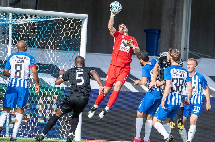 Esbjergs italienske målmand, Vito Mannone, brillerer med en redning med en hånd, inden han sent i kampen blev passeret, da AaB udlignede. Foto: John Randeris/Ritzau Scanpix