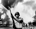 En soldat fra Michigans nationalgarde står vagt i Detroit under raceurolighederne i 1967. Foto: /Ritzau Scanpix