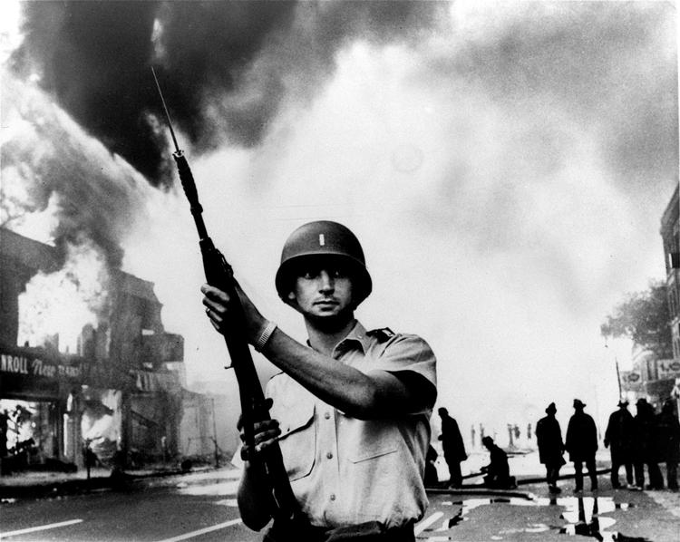 En soldat fra Michigans nationalgarde står vagt i Detroit under raceurolighederne i 1967. Foto: /Ritzau Scanpix