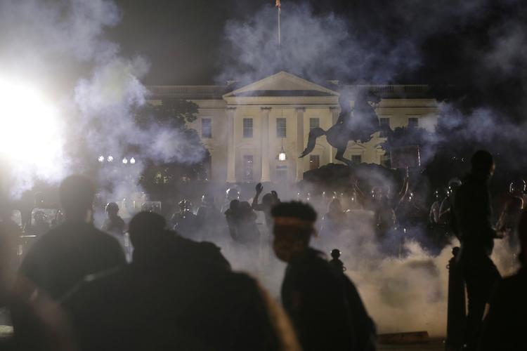 Demonstranter bliver mødt med tåregas ved Det Hvide Hus i Washington.  Foto: Jonathan Ernst/Ritzau Scanpix