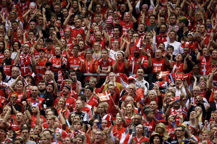 Danske fans skråler i Boxen under finalen VM Finalen i håndbold, Danmark-Norge. Det er situationer som denne, hvor en enkelt smittet tilskuer kan starte en smitteklynge.  Foto: Jens Dresling/POLFOTO