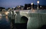 Paris' ældste bro, Pont-Neuf, blev i 1985 pakket ind i 40.000 kvadratmeter nylonstof. Christos værk stod i to uger, og køretøjer kunne stadig passere den indpakkede bro. Foto: Herve Merliac/Ritzau Scanpix