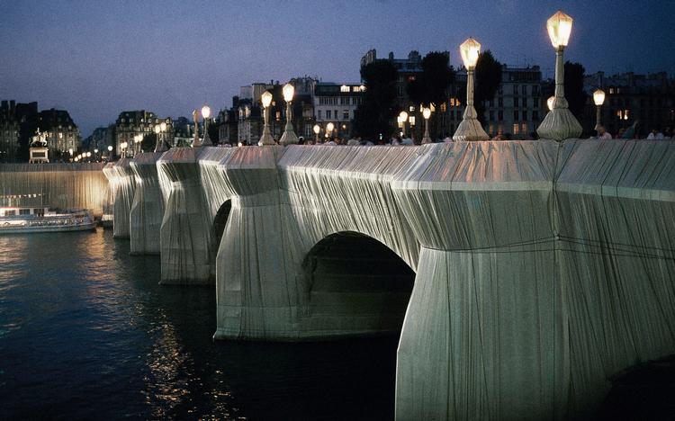 Paris' ældste bro, Pont-Neuf, blev i 1985 pakket ind i 40.000 kvadratmeter nylonstof. Christos værk stod i to uger, og køretøjer kunne stadig passere den indpakkede bro. Foto: Herve Merliac/Ritzau Scanpix