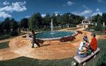 I Jacob L. Loose Park i Kansas City i Missouri blev stierne i 1978 pakket ind i gult nylonstof. Et værk, Christo kaldte 'Wrapped Walk Ways'. Foto: John Filo/Ritzau Scanpix