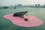 I 1983 blev 11 øer i Miamis Biscayne Bay pakket ind i pink polypropylen stof. Værket blev kaldt 'Sorrounded Islands'.  Foto: Kathy Willens/Ritzau Scanpix