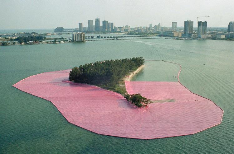 I 1983 blev 11 øer i Miamis Biscayne Bay pakket ind i pink polypropylen stof. Værket blev kaldt 'Sorrounded Islands'.  Foto: Kathy Willens/Ritzau Scanpix