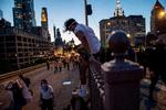 NEW YORK, NEW YORK - MAY 31: A protester climbs down onto traffic lanes of the Brooklyn Bridge during a march to honor George Floyd in Manhattan on May 31, 2020 in New York City. Protesters demonstrated for the fourth straight night after video emerged of a Minneapolis police officer, Derek Chauvin, pinning George Floyd's neck to the ground. Floyd was later pronounced dead while in police custody after being transported to Hennepin County Medical Center. The four officers involved have been fired and Chauvin has been arrested and charged with 3rd degree murder. John Moore/Getty Images/AFP == FOR NEWSPAPERS, INTERNET, TELCOS &amp; TELEVISION USE ONLY == Foto: John Moore/Ritzau Scanpix