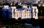 Her ses Rigsdagsbygningen i Berlin pakket ind i sølv polypropylen stof. Et værk fra 1995, som Christo levede med sin kone Jeanne-Claude. Foto: Reinhard Krause/Ritzau Scanpix