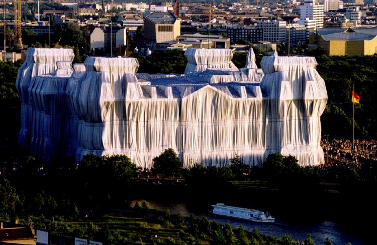 Her ses Rigsdagsbygningen i Berlin pakket ind i sølv polypropylen stof. Et værk fra 1995, som Christo levede med sin kone Jeanne-Claude. Foto: Reinhard Krause/Ritzau Scanpix