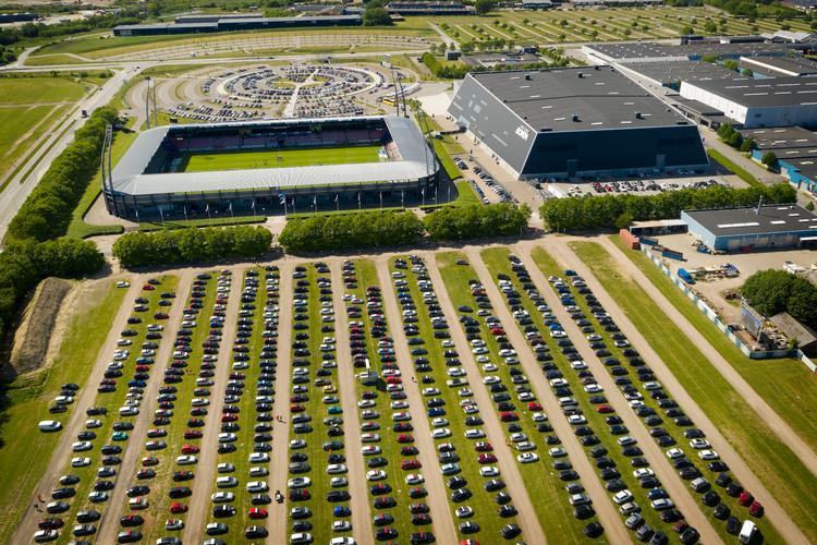 Der var bred opbakning til FC Midtjylland uden for MCH Arena, men de mange fans måtte vende skuffede hjem fra mandagens superligakamp.  Foto: Jens Dresling/POLFOTO